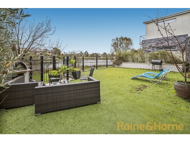 5 Lake Logan Way, Caroline Springs VIC 3023
