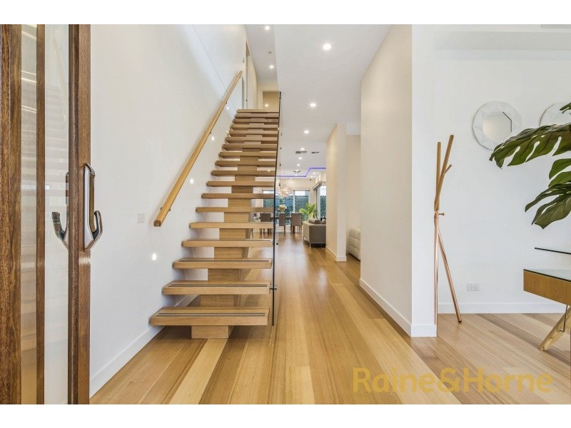 7 Swan Street, Caroline Springs VIC 3023