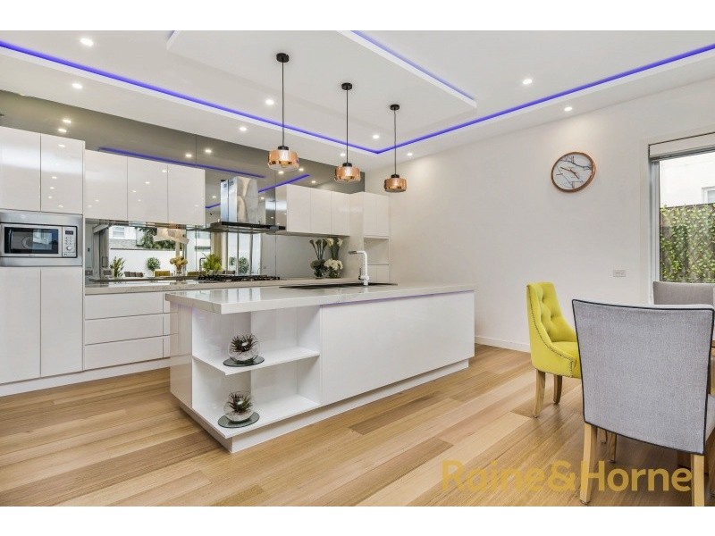 7 Swan Street, Caroline Springs VIC 3023