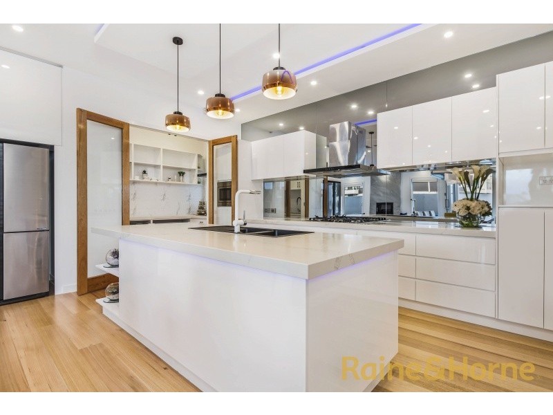 7 Swan Street, Caroline Springs VIC 3023