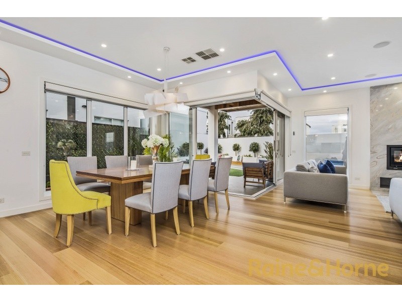 7 Swan Street, Caroline Springs VIC 3023