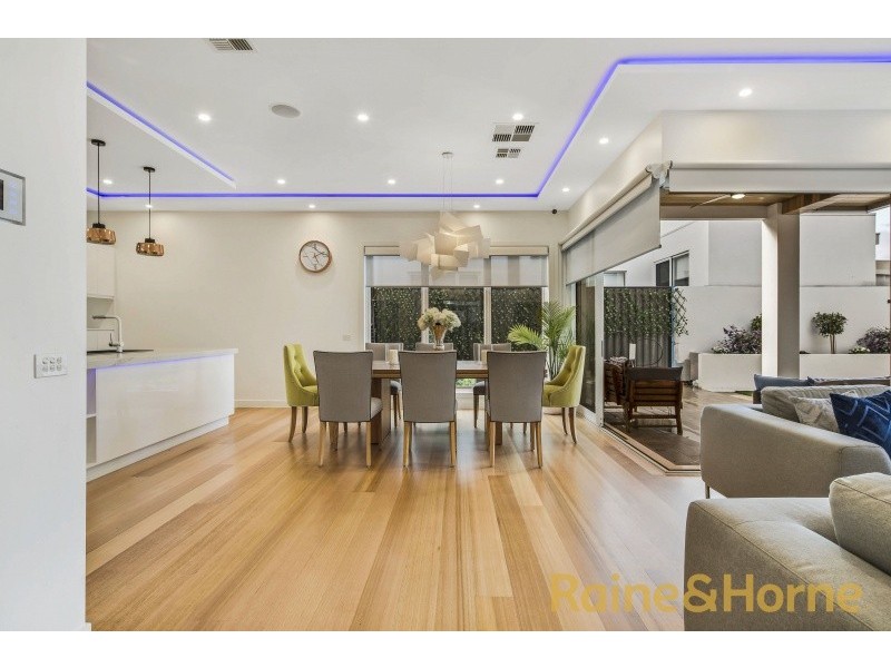 7 Swan Street, Caroline Springs VIC 3023