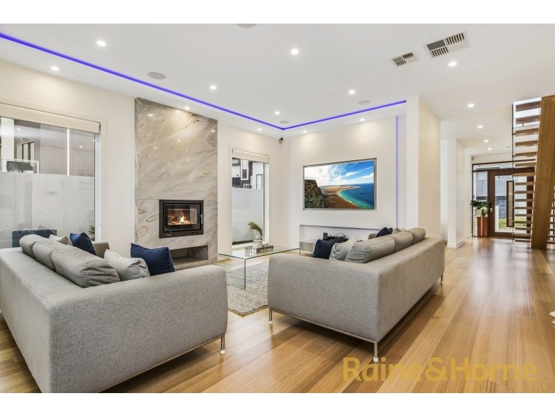 7 Swan Street, Caroline Springs VIC 3023