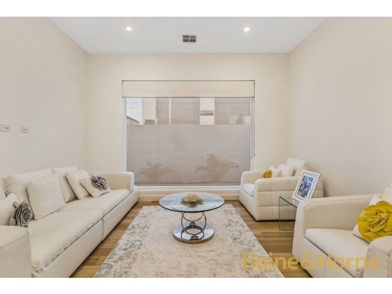 7 Swan Street, Caroline Springs VIC 3023