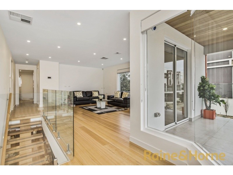 7 Swan Street, Caroline Springs VIC 3023