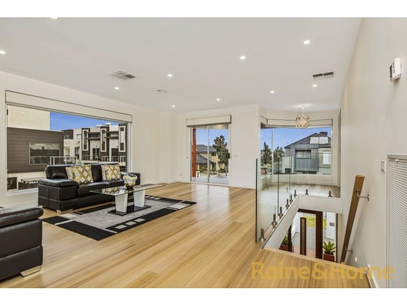 7 Swan Street, Caroline Springs VIC 3023