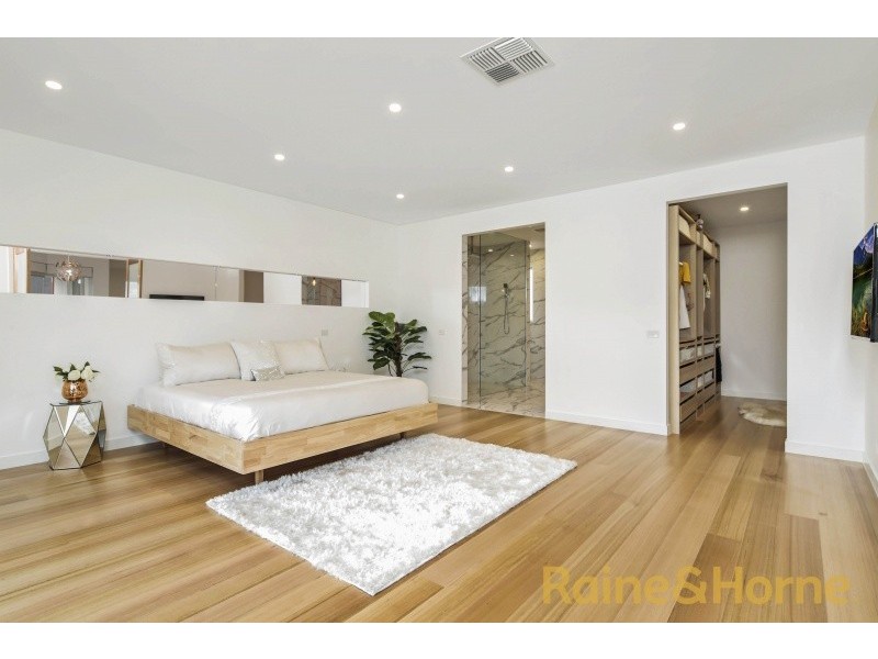 7 Swan Street, Caroline Springs VIC 3023