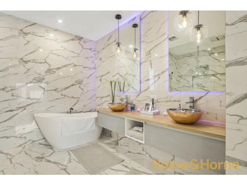 7 Swan Street, Caroline Springs VIC 3023