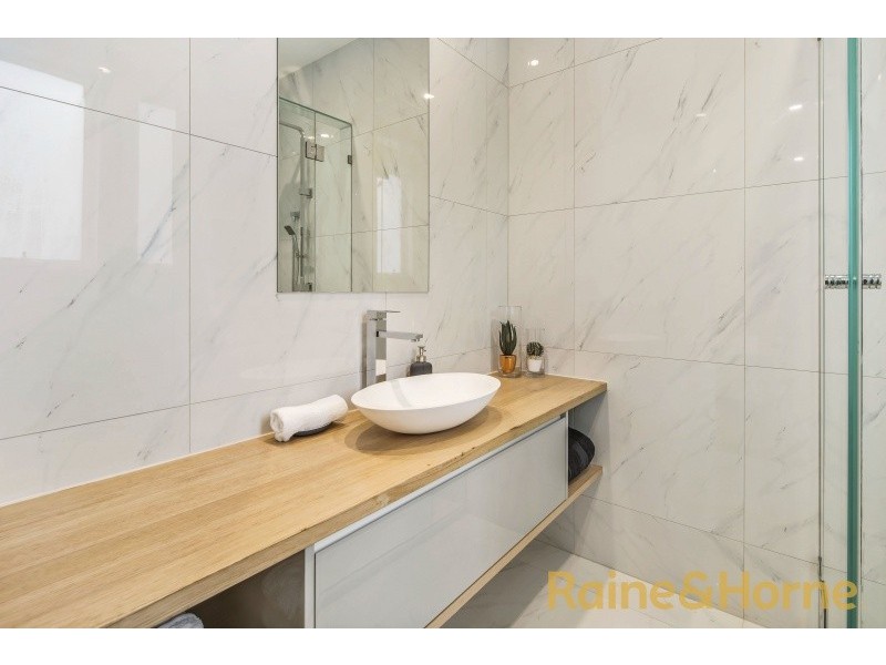 7 Swan Street, Caroline Springs VIC 3023