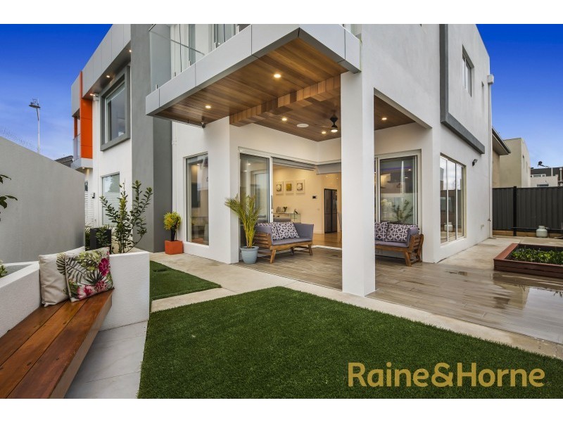 7 Swan Street, Caroline Springs VIC 3023