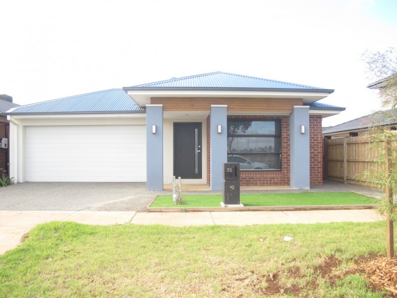 35 Riders Circuit, Rockbank VIC 3335