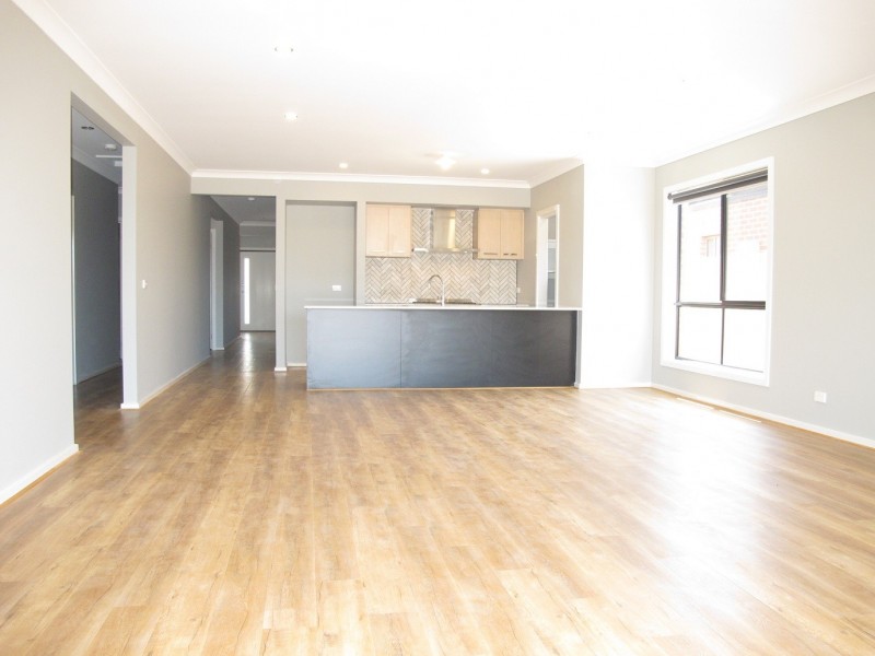 35 Riders Circuit, Rockbank VIC 3335