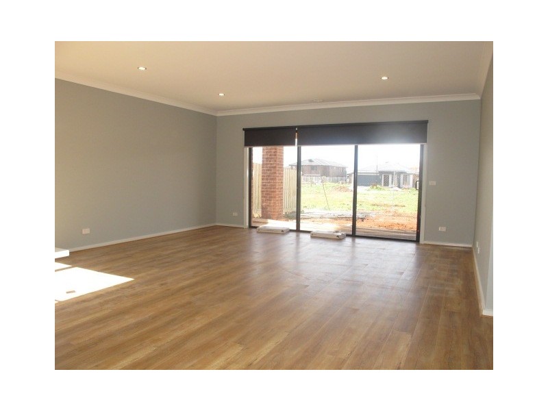 35 Riders Circuit, Rockbank VIC 3335