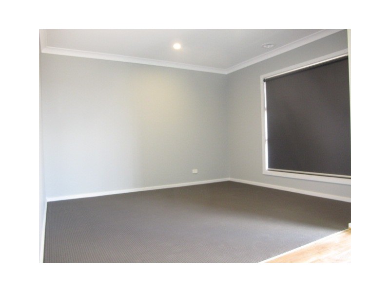 35 Riders Circuit, Rockbank VIC 3335