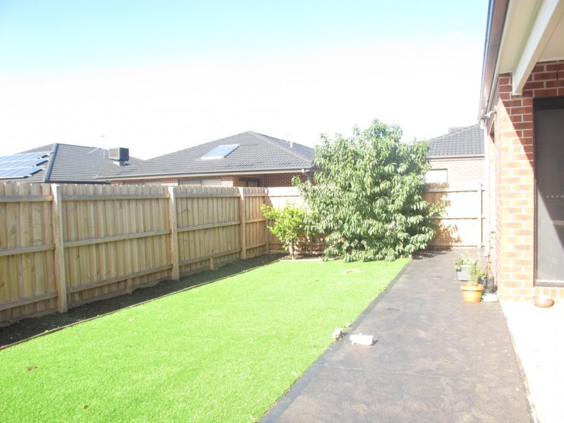 35 Riders Circuit, Rockbank VIC 3335