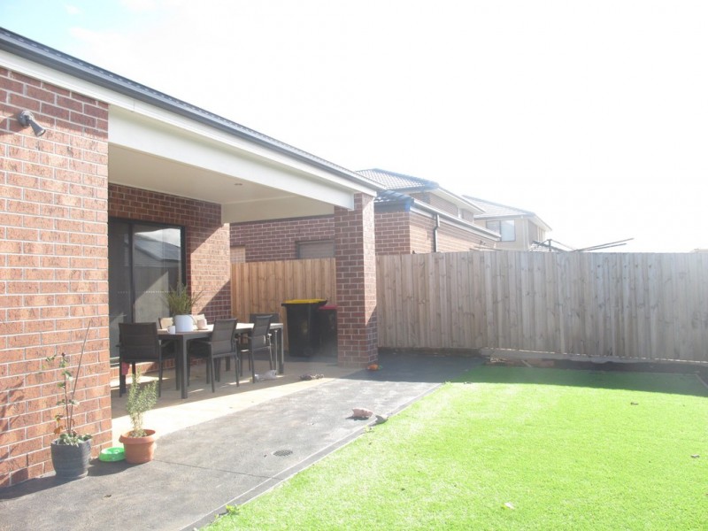 35 Riders Circuit, Rockbank VIC 3335