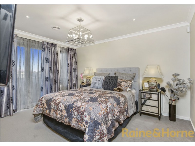 17 Bay Street, Caroline Springs VIC 3023