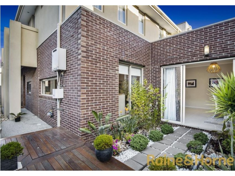 17 Bay Street, Caroline Springs VIC 3023