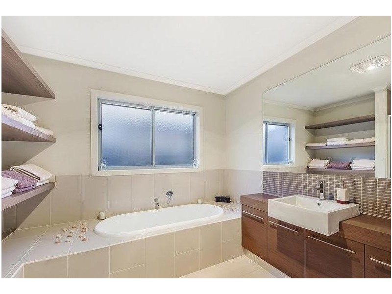 7 Garnet Way, Taylors Hill VIC 3037