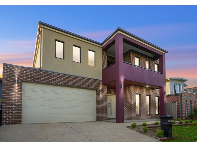 9 Braeside Walk, Caroline Springs VIC 3023