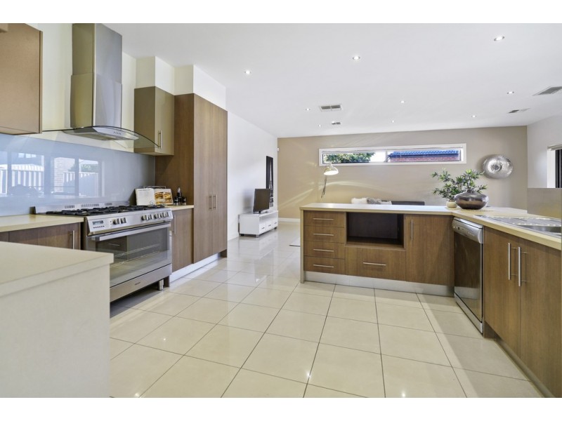 9 Braeside Walk, Caroline Springs VIC 3023