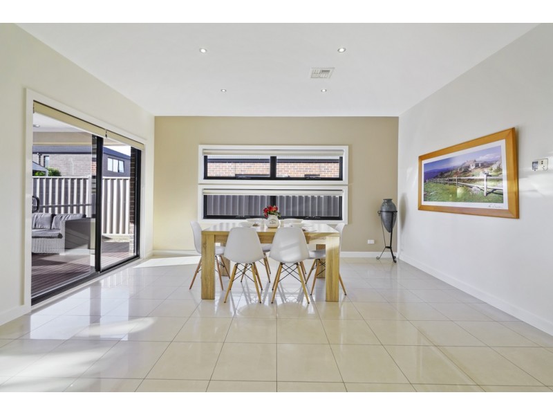 9 Braeside Walk, Caroline Springs VIC 3023