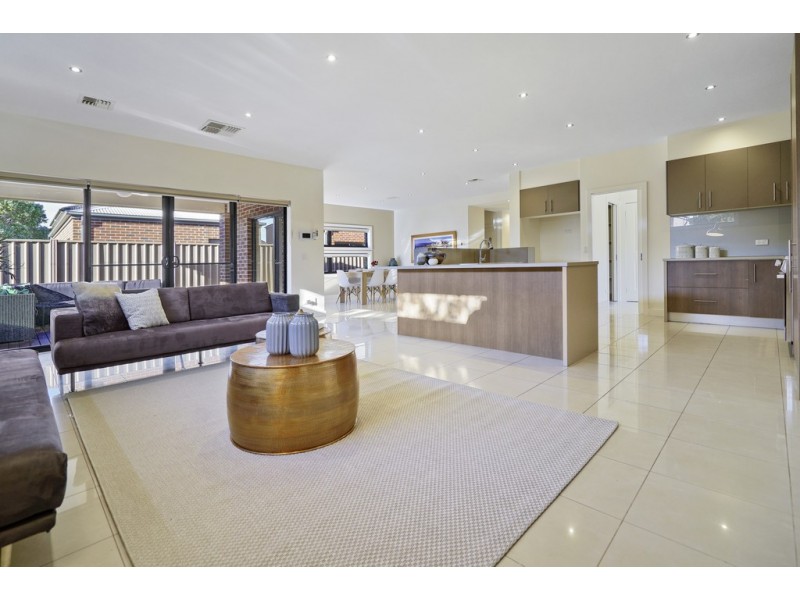 9 Braeside Walk, Caroline Springs VIC 3023