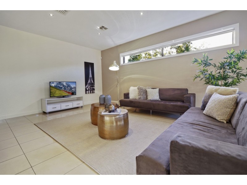 9 Braeside Walk, Caroline Springs VIC 3023