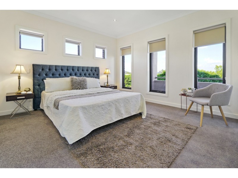 9 Braeside Walk, Caroline Springs VIC 3023