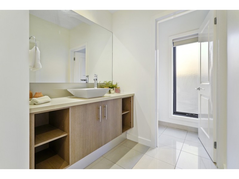 9 Braeside Walk, Caroline Springs VIC 3023