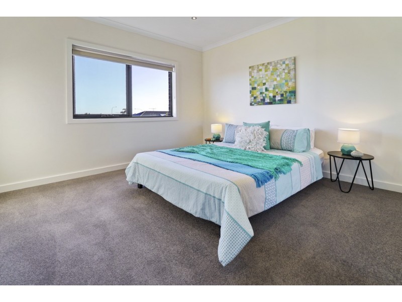 9 Braeside Walk, Caroline Springs VIC 3023