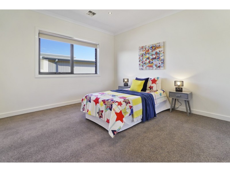 9 Braeside Walk, Caroline Springs VIC 3023