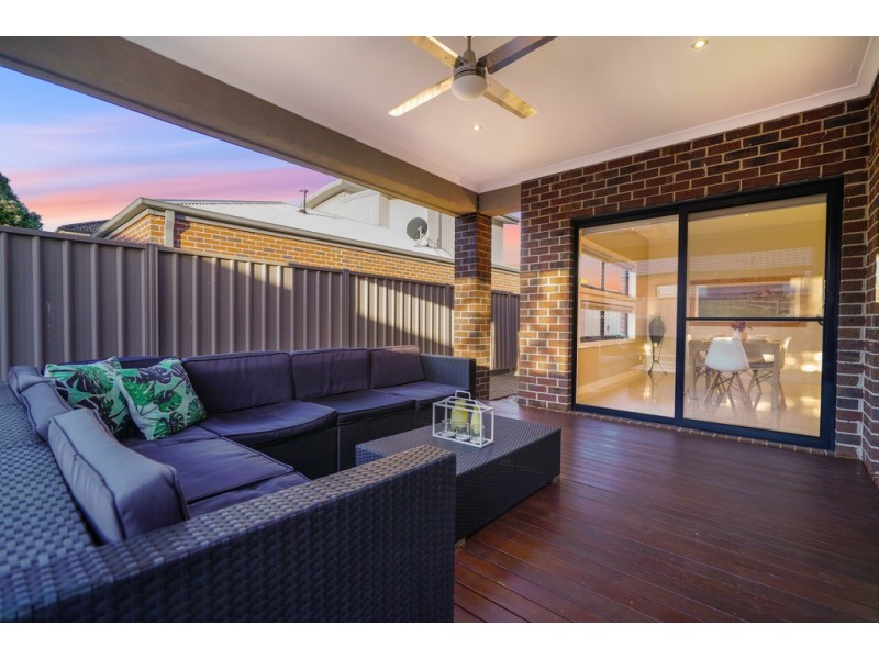 9 Braeside Walk, Caroline Springs VIC 3023