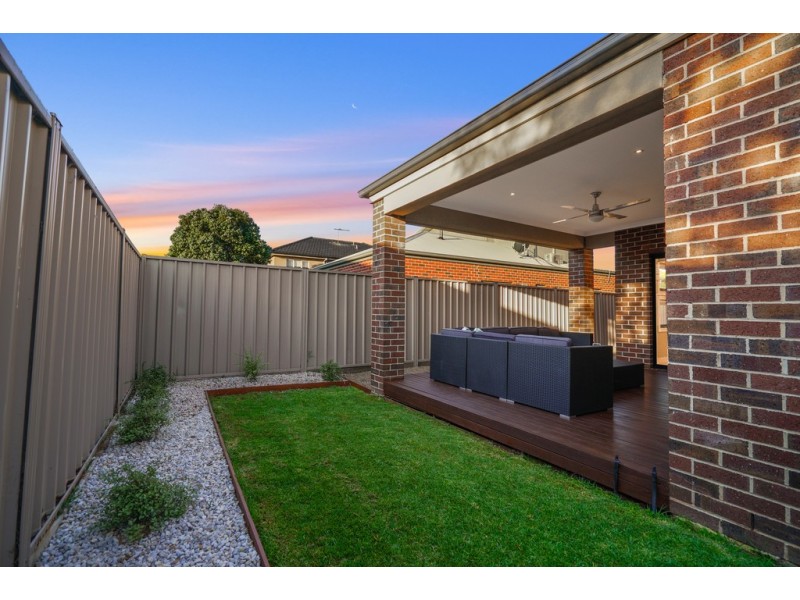 9 Braeside Walk, Caroline Springs VIC 3023