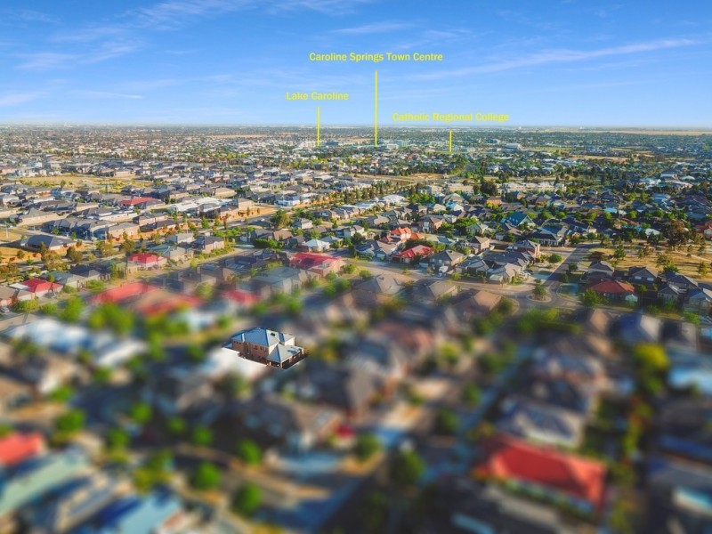 9 Braeside Walk, Caroline Springs VIC 3023