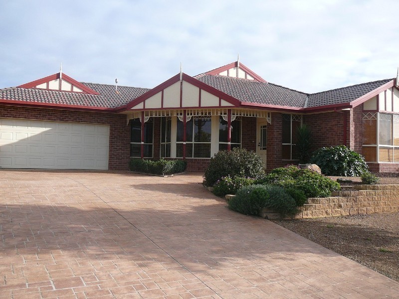 2 GROVE HALL PLACE, Caroline Springs VIC 3023