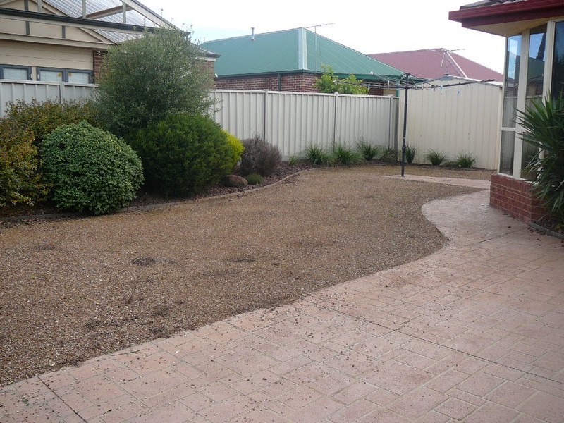 2 GROVE HALL PLACE, Caroline Springs VIC 3023
