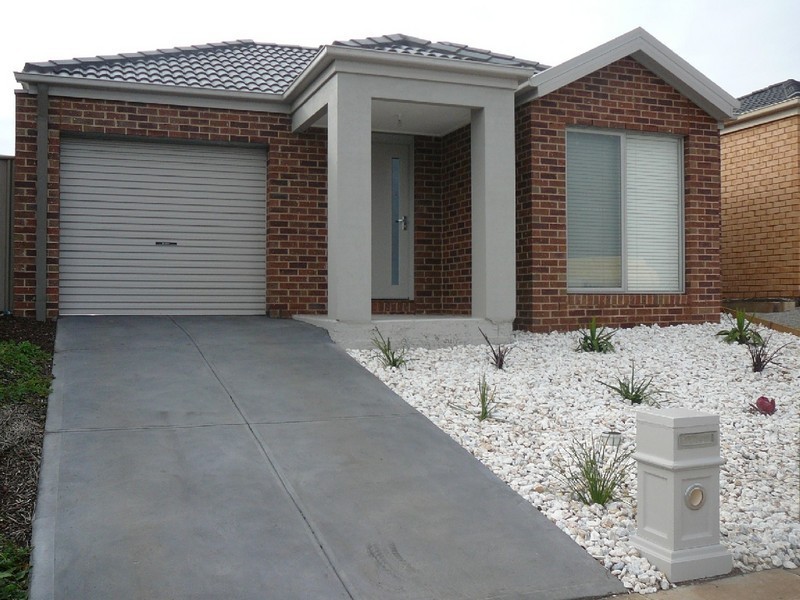 34 Hascombe Drive, Caroline Springs VIC 3023