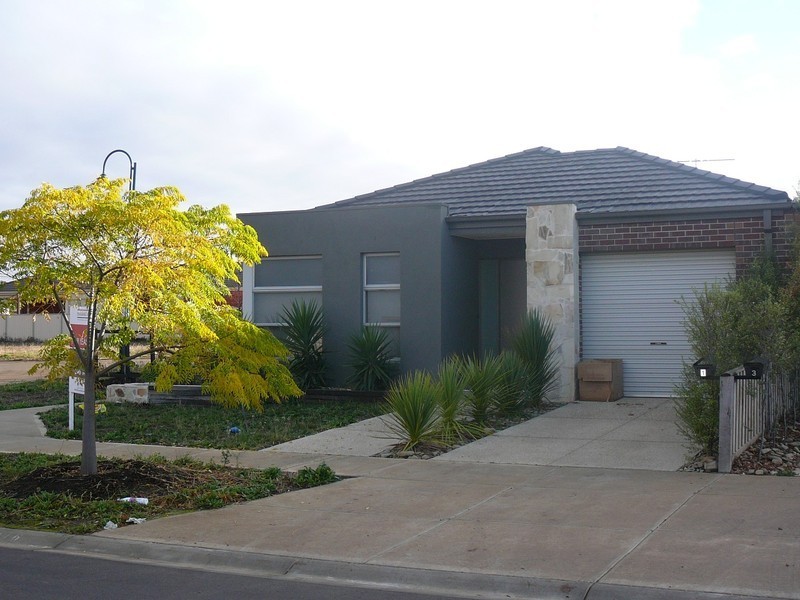 1 Garnet Way, Taylors Hill VIC 3037