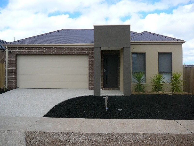 15 BLACKSHAWS PLACE, Caroline Springs VIC 3023