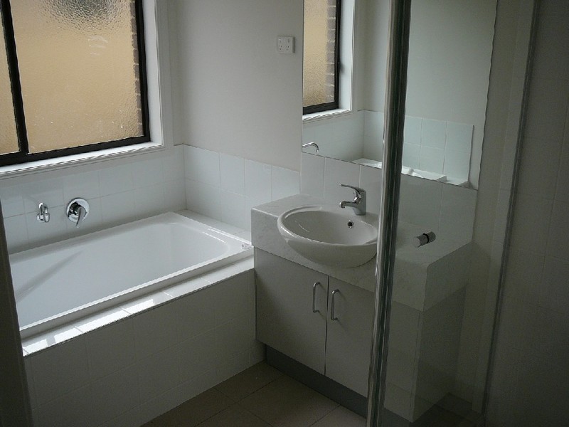 15 BLACKSHAWS PLACE, Caroline Springs VIC 3023