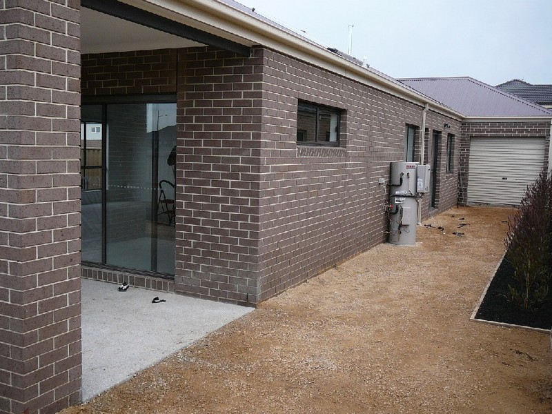 15 BLACKSHAWS PLACE, Caroline Springs VIC 3023