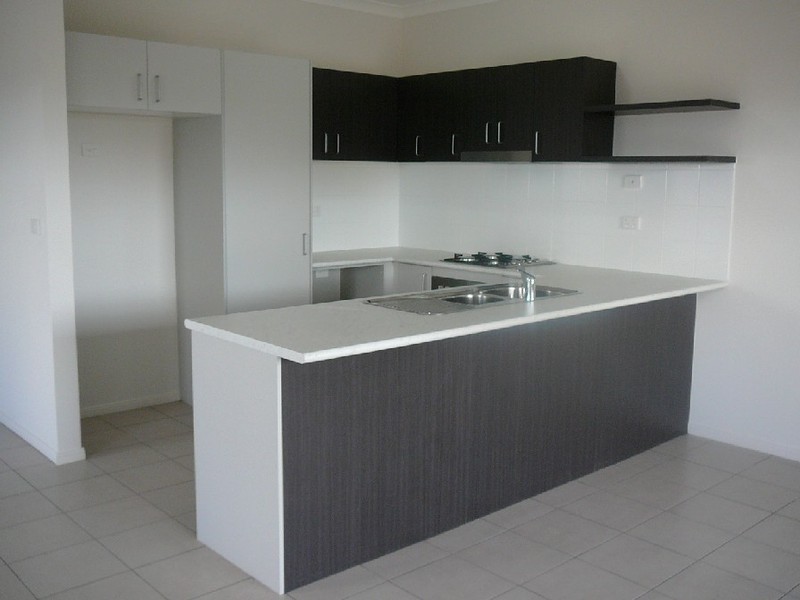 15 BLACKSHAWS PLACE, Caroline Springs VIC 3023