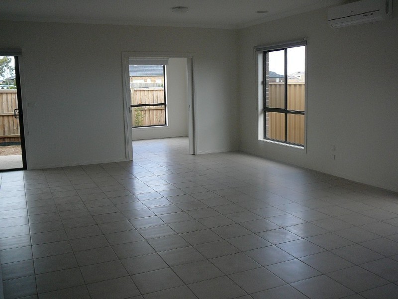 15 BLACKSHAWS PLACE, Caroline Springs VIC 3023