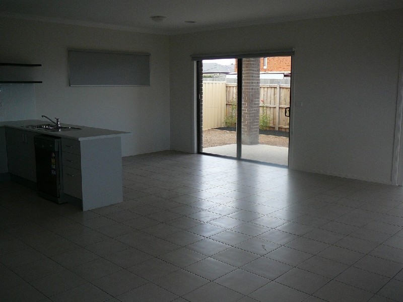 15 BLACKSHAWS PLACE, Caroline Springs VIC 3023