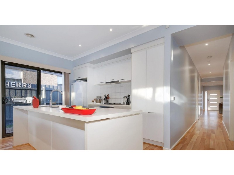 1 Eloura Circuit, Taylors Hill VIC 3037