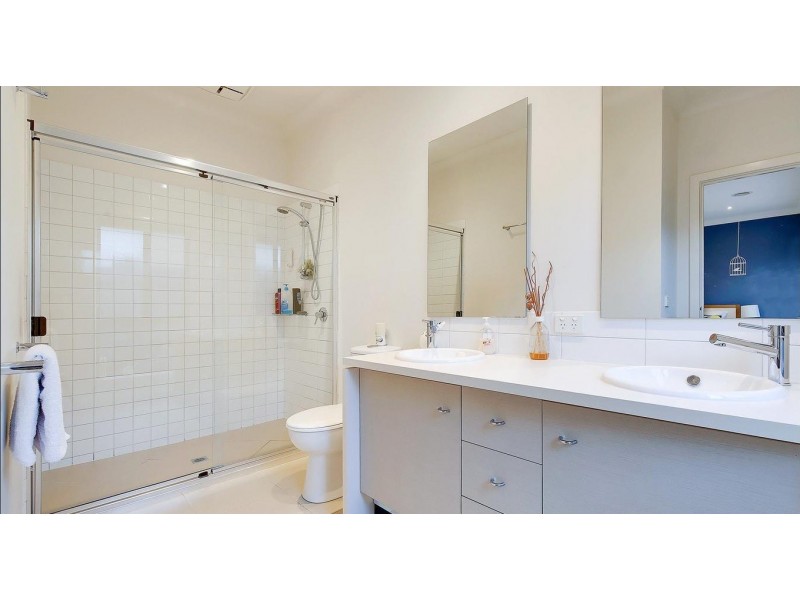 1 Eloura Circuit, Taylors Hill VIC 3037