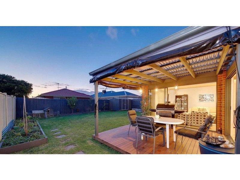 1 Eloura Circuit, Taylors Hill VIC 3037