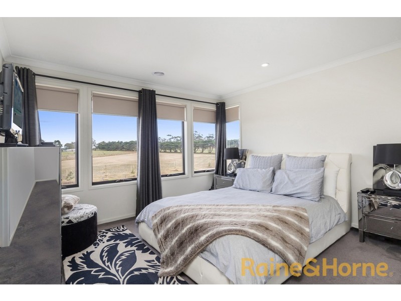 49 RIVIERA DRIVE, Hillside VIC 3037