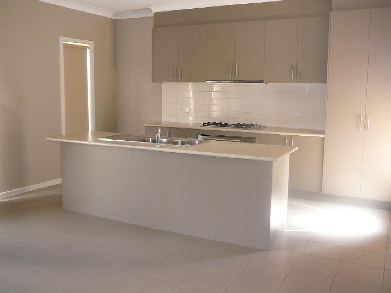 5 WHATMOUGH STREET, Caroline Springs VIC 3023